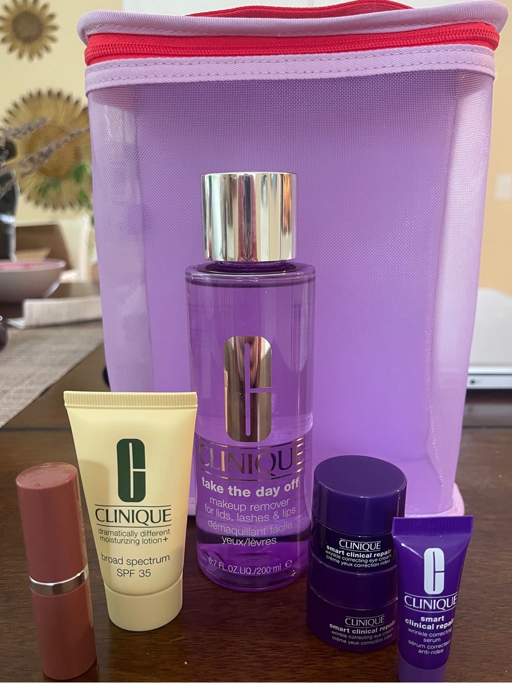 Clinique Bundle w/mesh bag NWT
GREAT DEAL!!